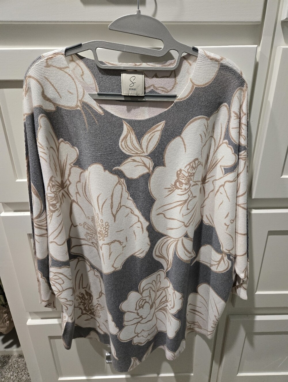 Sioni Gray and Cream Floral Knit Tunic Lightweight Sweater.